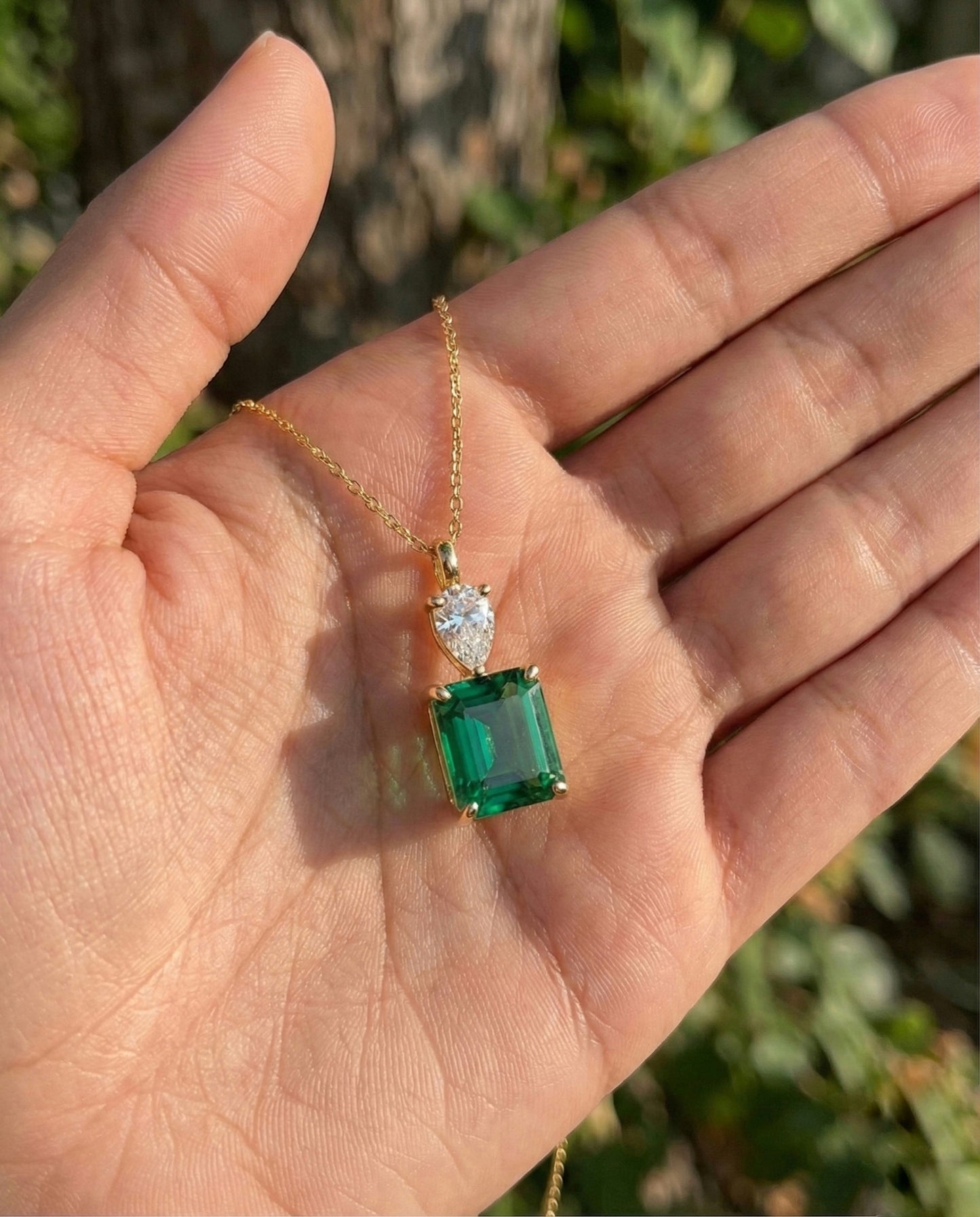 "Classic Emerald Duo Pendant" (Alloy brass)